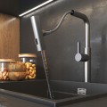 BATERIA-KUCHENNA-Z-WYCIAGANA-WYLEWKA-GUN-GREY-3-STRUMIENIE-WODY-KRAN-GIRO-Linia-GIRO.jpg