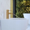 Bateria-bidetowa-stojaca-jednouchwytowa-kran-bidet-ruchomy-GLAMI-zloty-Kolor-zloty.jpg
