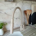 BATERIA-Z-2-FUNKCYJNA-ELASTYCZNA-WYLEWKA-DALIA-B-KOLOR-BEZOWY-GRANITE-SINK-Kolor-bezowy.jpg