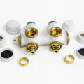 ZAWOR-TERMOSTATYCZNY-GRZEJNIKOWY-KATOWY-PROSTY-BIALY-Z-MASKOWNICA-NAST-WH-Stan-opakowania-oryginalne.jpg
