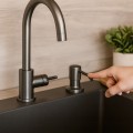 Dozownik-do-plynu-do-naczyn-okragly-GRANITE-SINK-LUNOS-ciemny-metal-Kod-producenta-GS-LUNOS-DM.jpg